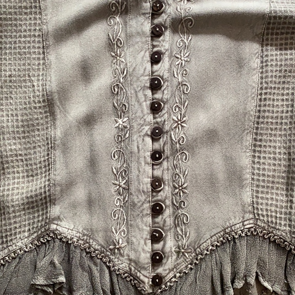 Devi One-Size-Fits-Most Button Top - Picture 3 of 4